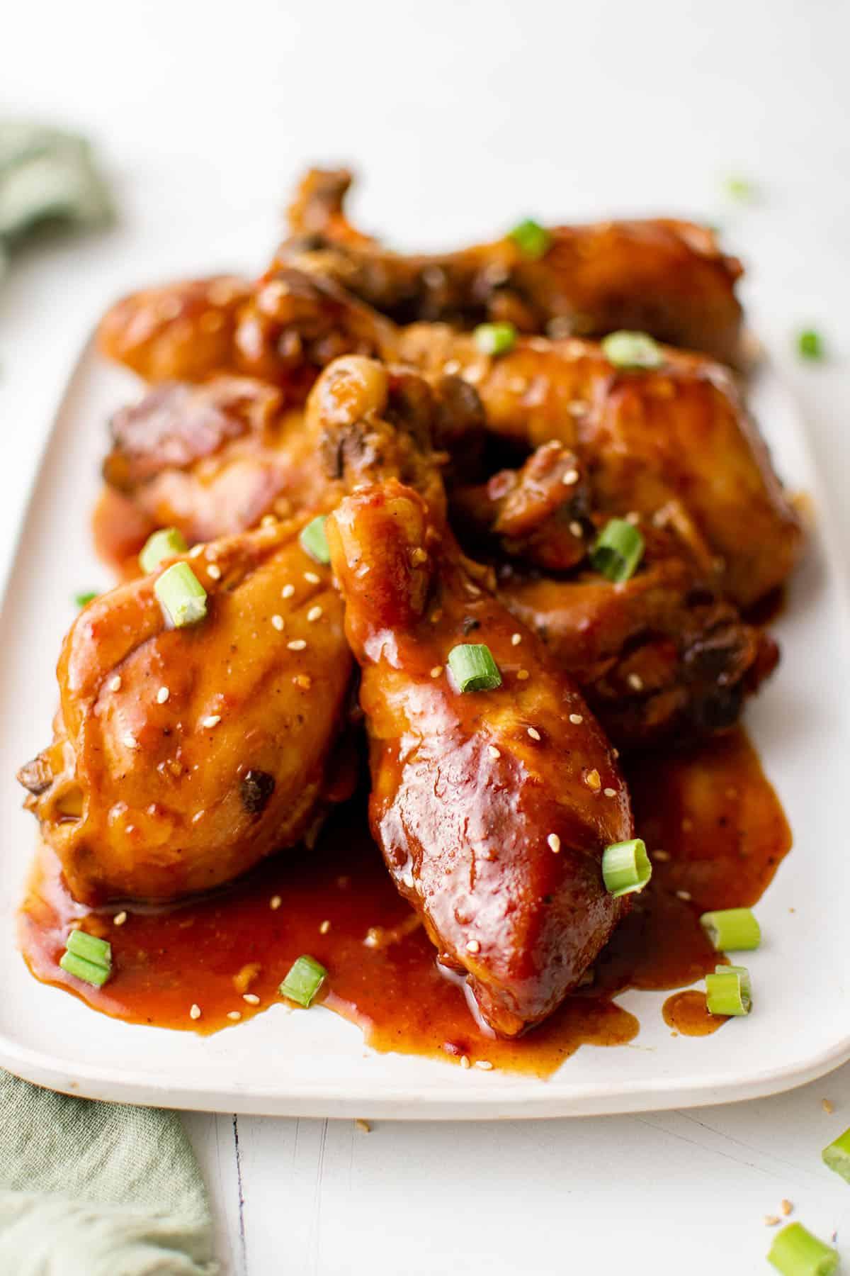 Cosce di pollo pronte, cotte nel slow cooker e impiattate