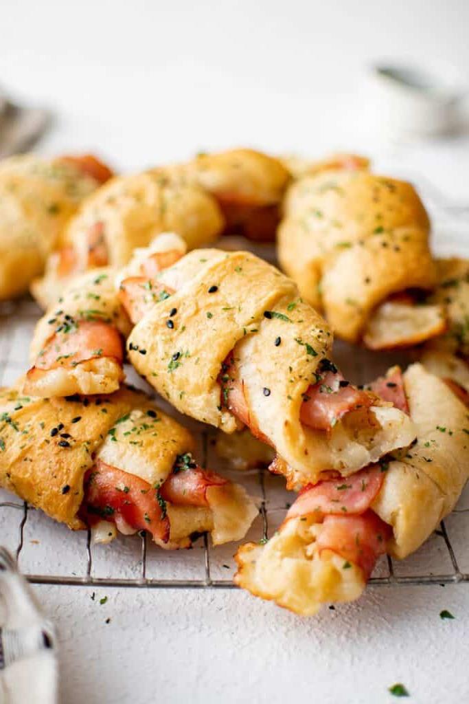 foto di cornetti salati al prosciutto e formaggio impilati