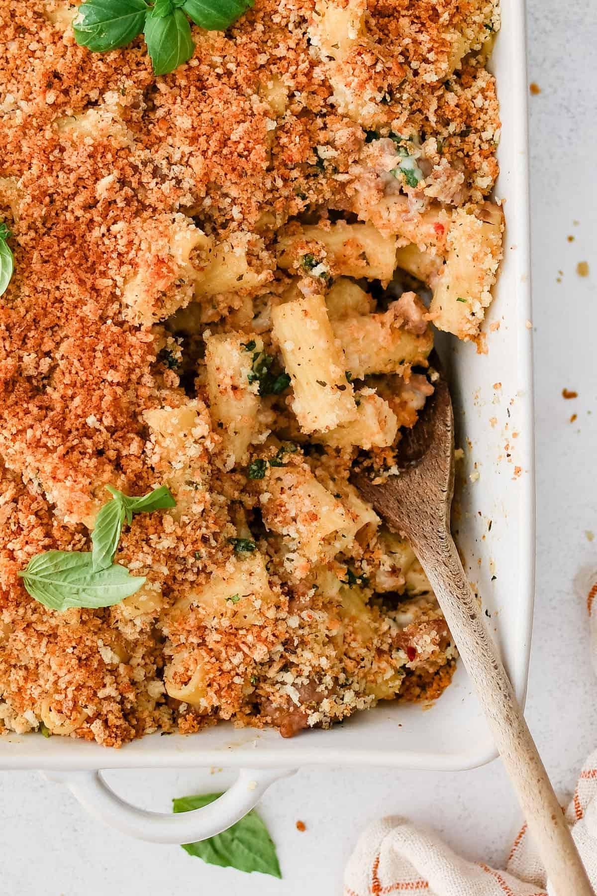 foto in primo piano di rigatoni ai tre formaggi pronti per essere serviti in una teglia