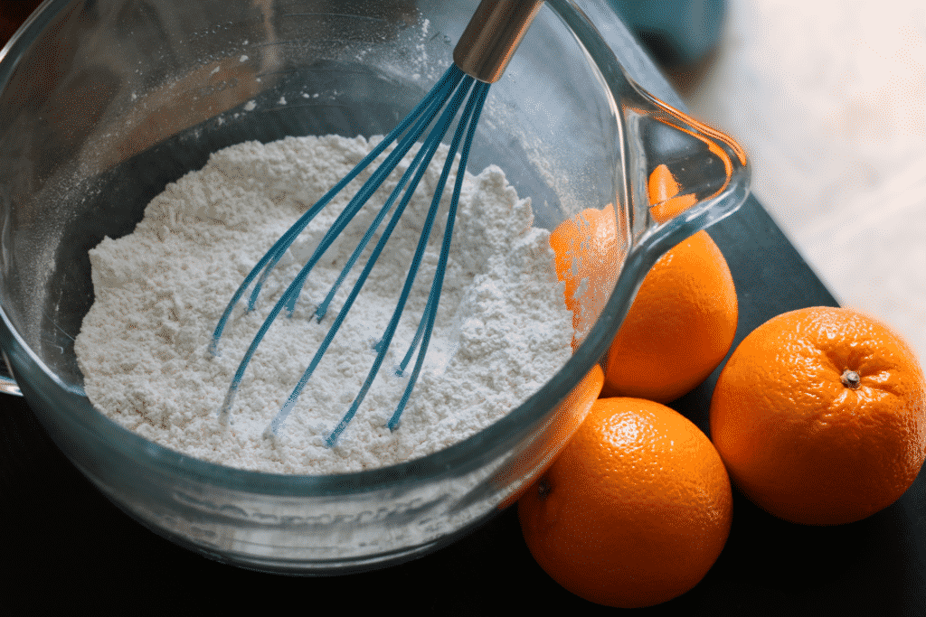 Ingredienti secchi mescolati in una ciotola grande, pronti per essere combinati.