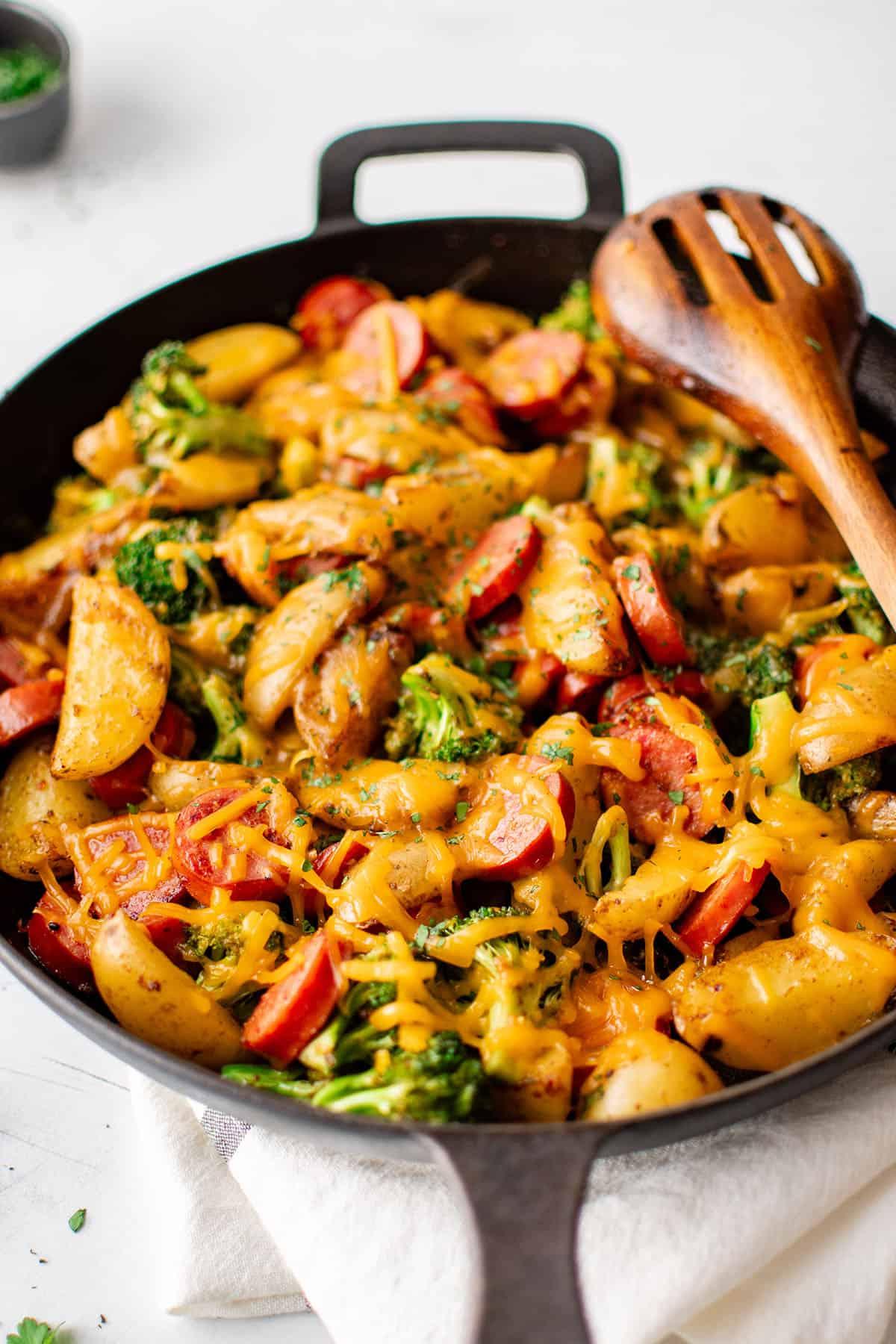 **Salsiccia, Patate e Broccoli in Padella** 5 Padella con salsiccia affumicata e patate