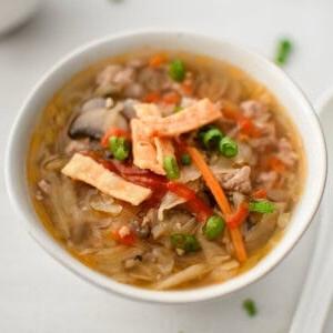 Immagine di zuppa di involtini primavera in una ciotola bianca