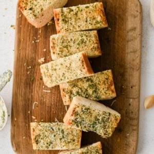 Pane all'aglio su un piatto di legno