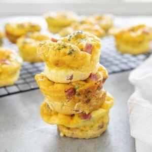 pila di muffin di uova