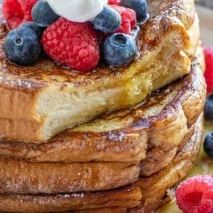 French Toast Ripieno 5 Toast francesi ripieni tagliati a metà