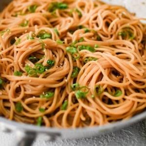 Immagine di noodles teriyaki in una padella