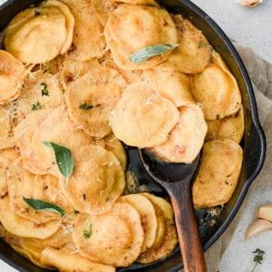 ravioli all'aglio con salsa al burro nocciola