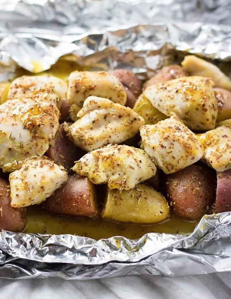 Cartocci di pollo e patate pronti per la cottura