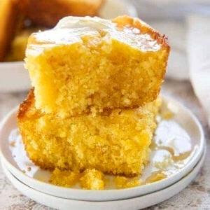 Fetta di cornbread appena sfornato