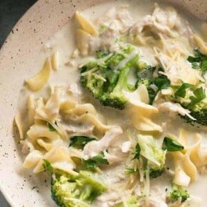 Zuppa Cremosa e Formaggiosa di Pollo Alfredo