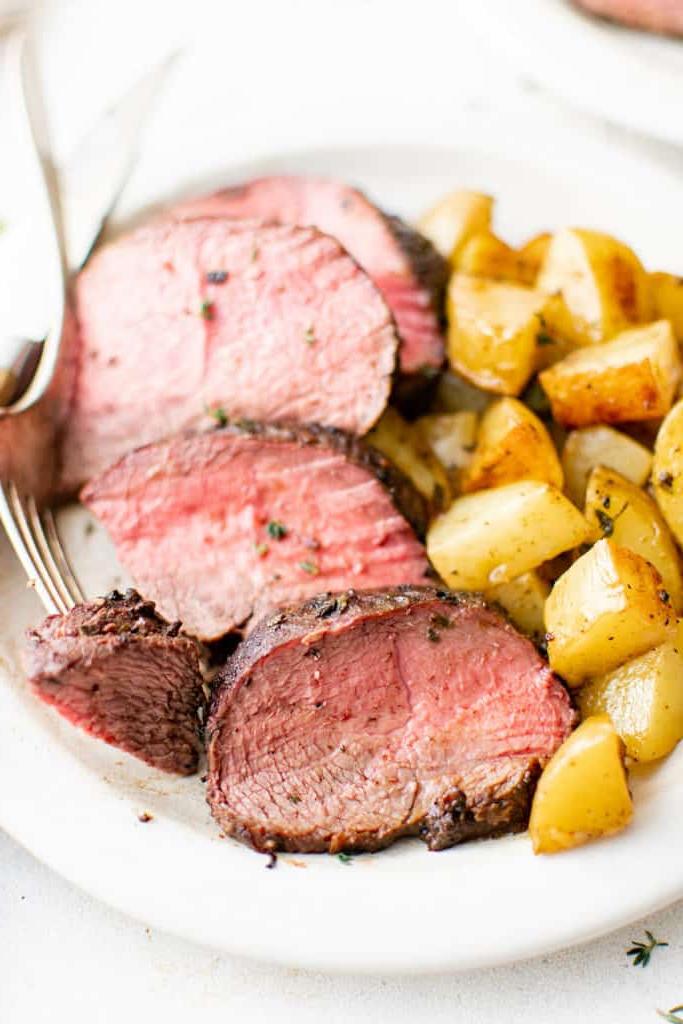 Filetto di manzo su un piatto con patate