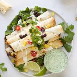 taquitos di fagioli neri su un piatto