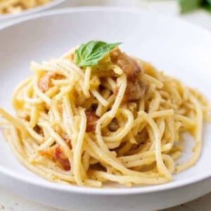 Carbonara servita in un piatto