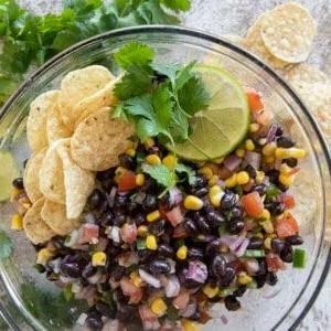 Salsa di fagioli neri in una ciotola per la ricetta