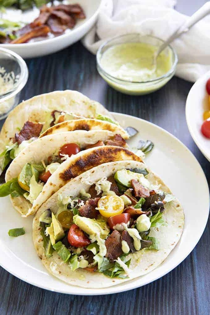 tre tacos blt su un piatto bianco