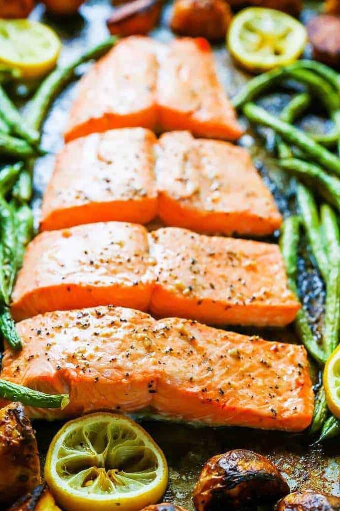 Salmone con patate novelle e fagiolini cotti in una teglia con soli 5 ingredienti