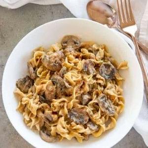 Stroganoff con funghi in una ciotola