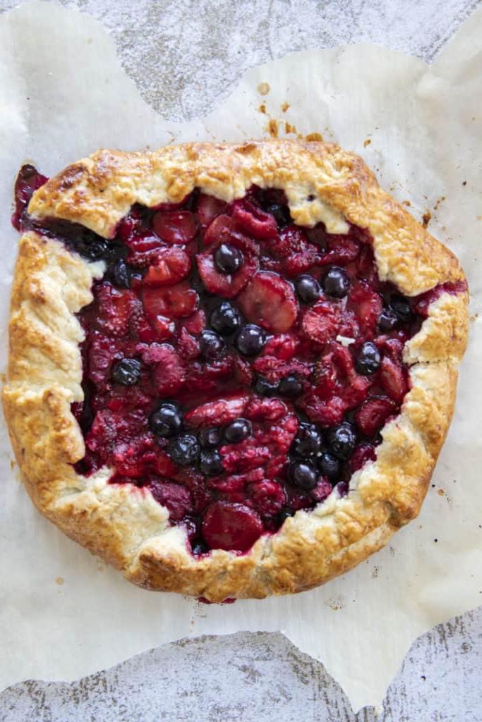Porzione di galette con frutta mista su un piatto