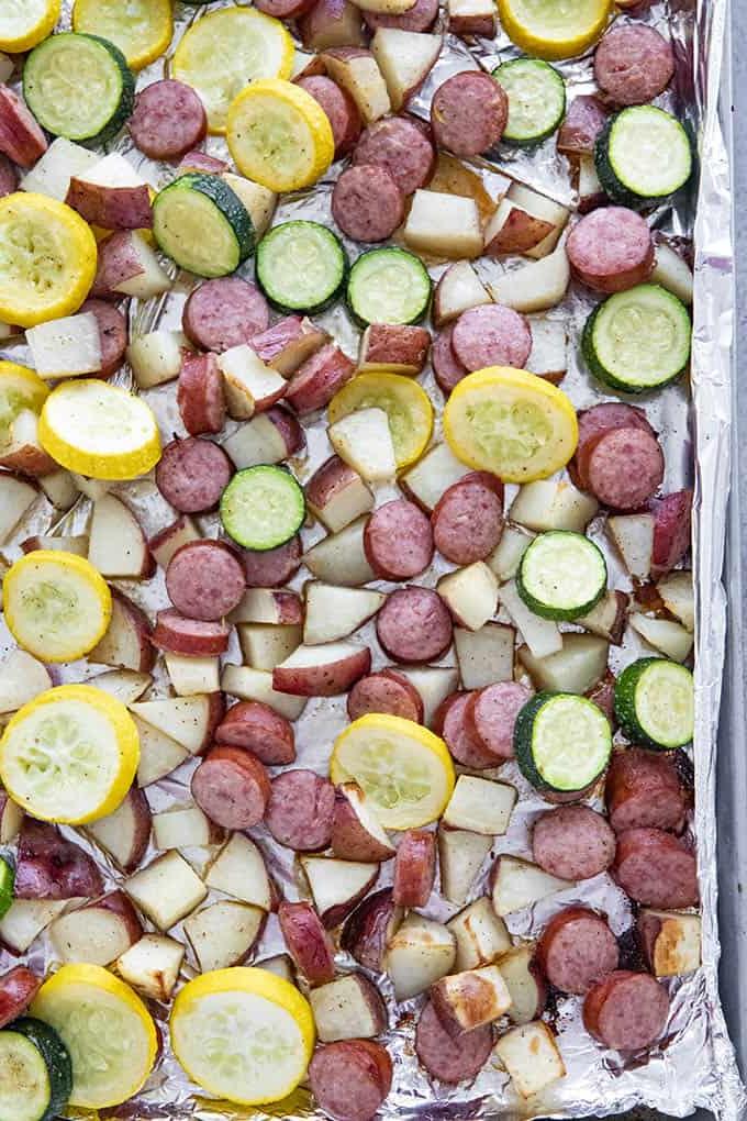 Teglia di salsiccia e patate con zucca e zucchine