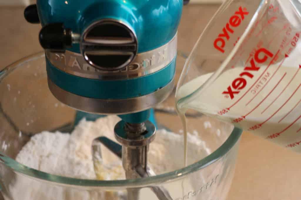 Ingredienti liquidi e secchi mescolati fino a formare un impasto omogeneo per ciambelle.