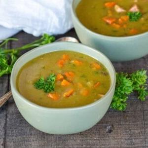 Ricetta Zuppa di Piselli Spezzati per Instant Pot 5 Zuppa di piselli spezzati in una ciotola