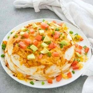 torta di enchilada su un piatto