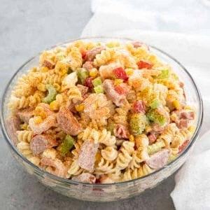 Ciotola di vetro piena di insalata di pasta boil di gamberi