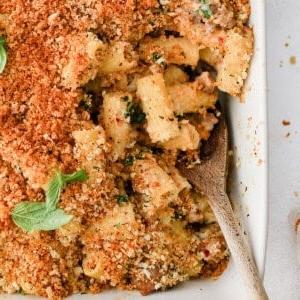 rigatoni con salsa ai tre formaggi e pangrattato