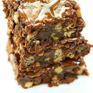 Brownies fudgy al caramello salato con gocce di cioccolato