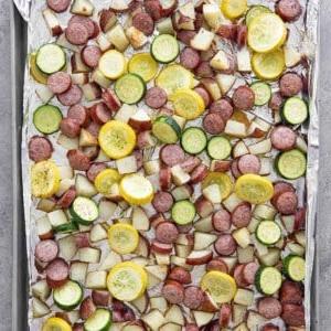 Salsiccia, patate e zucca in teglia