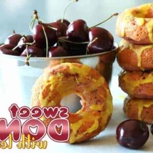 Ciambelle al Forno con Ciliegie e Glassa al Limone