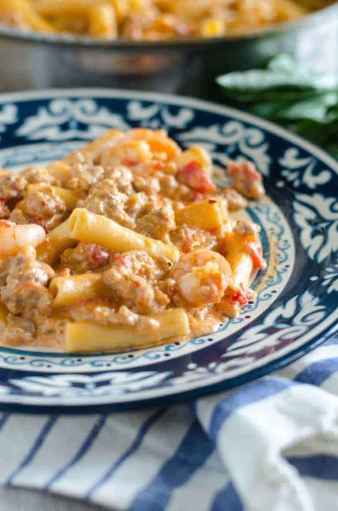 Pasta con gamberi, salsiccia e salsa vodka in una sola pentola