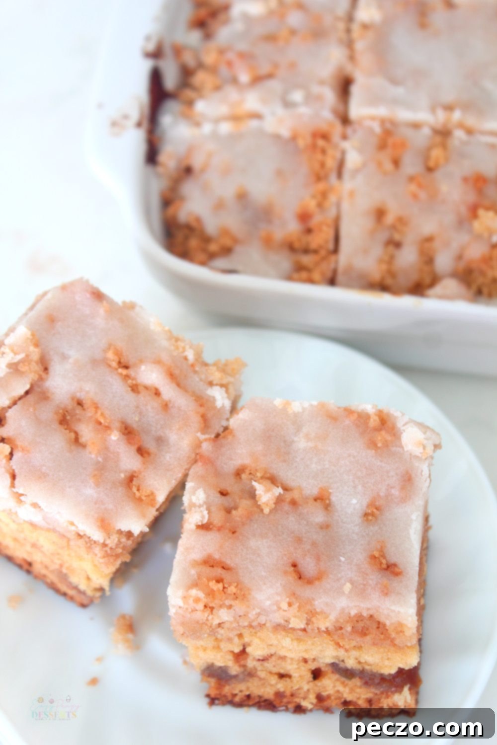 Freshly Baked Apple Cake with Cinnamon Crumble