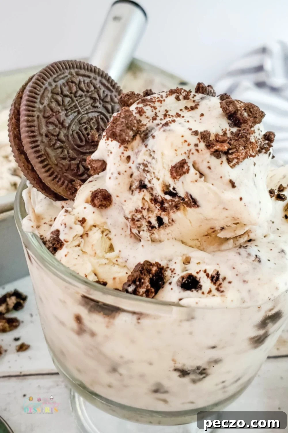 Close up image of Oreo cookies ice cream