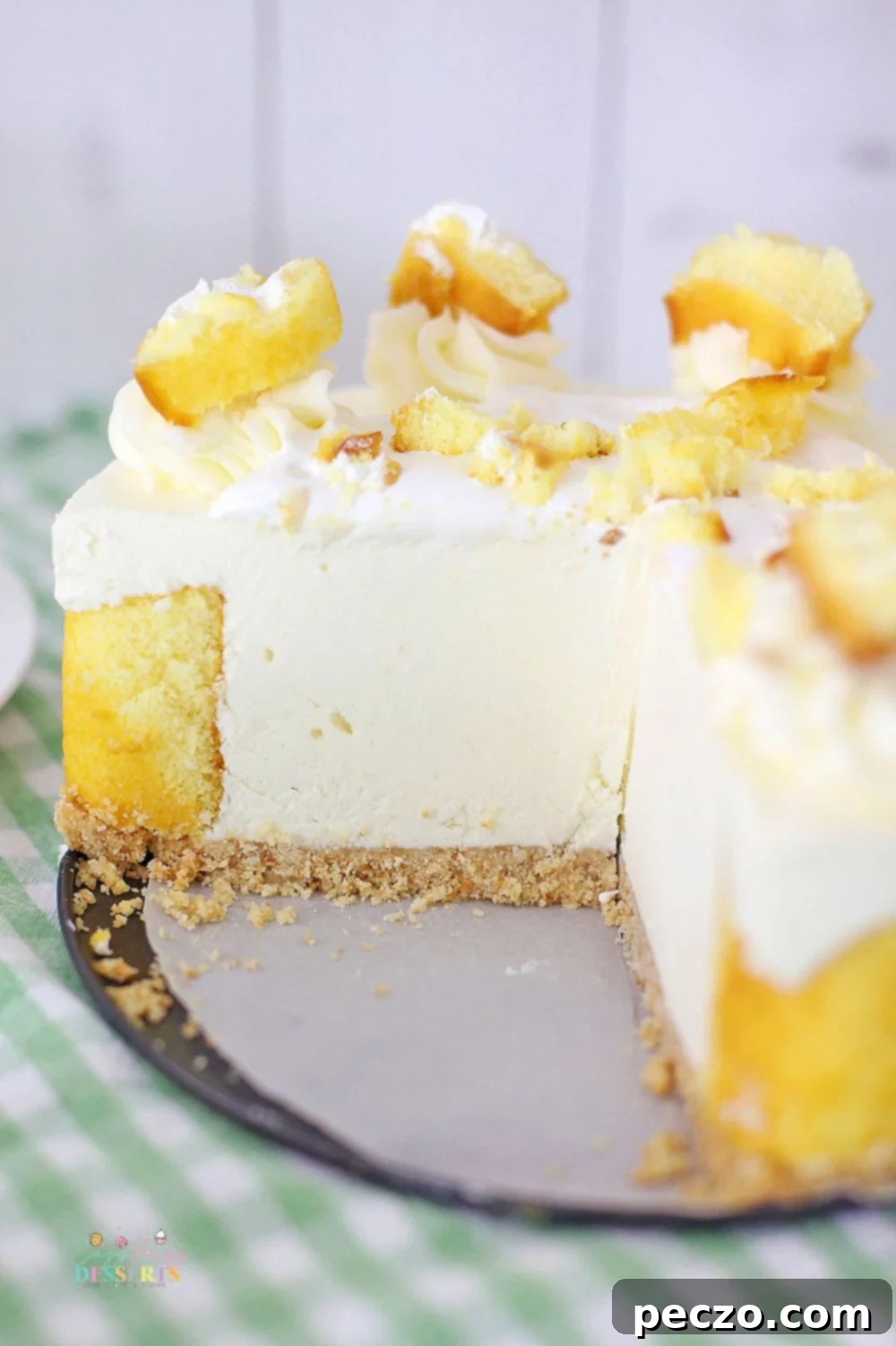 Image of no bake vanilla cheesecake with Twinkies