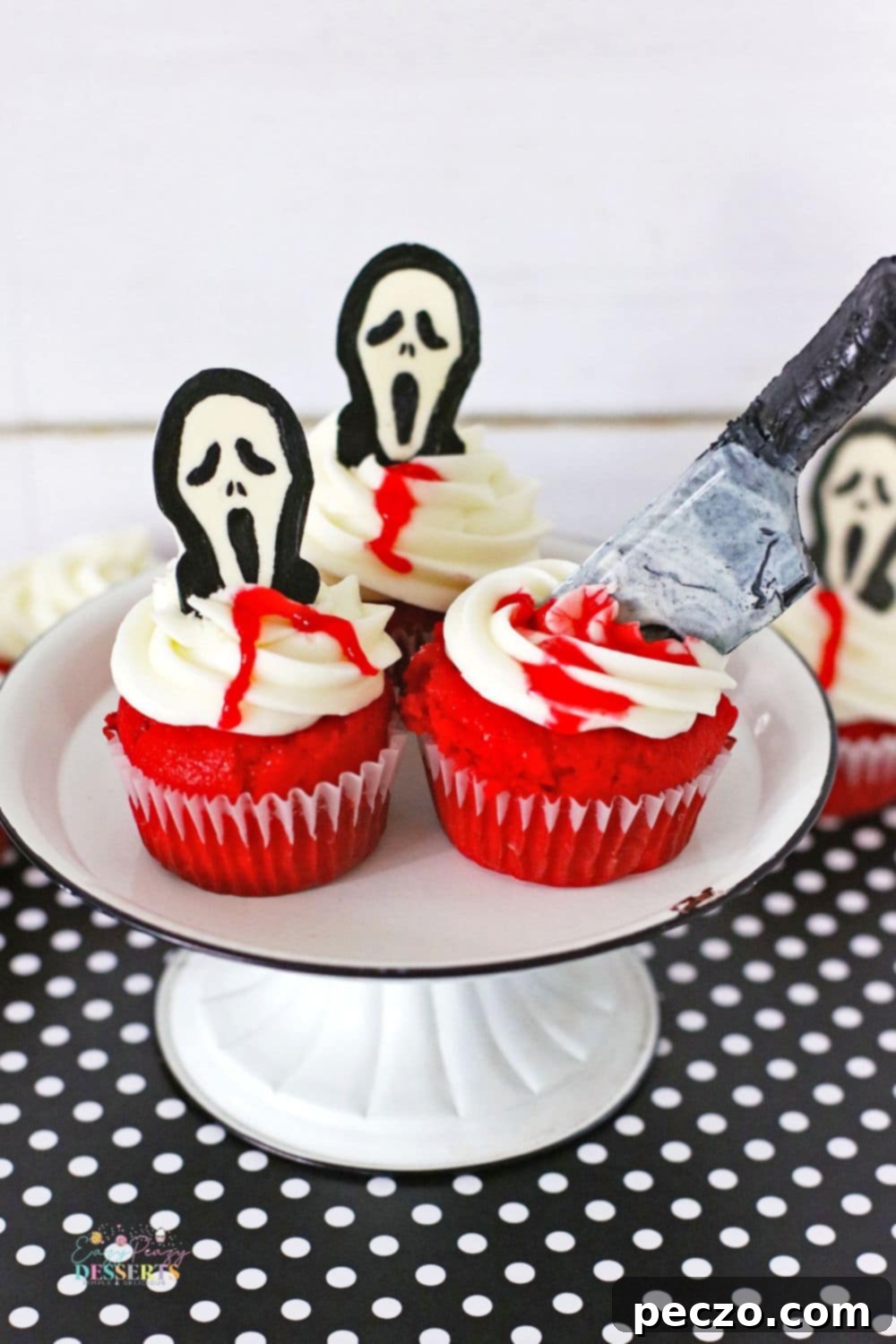 Easy Halloween cupcakes decorated with chocolate scream faces and knives